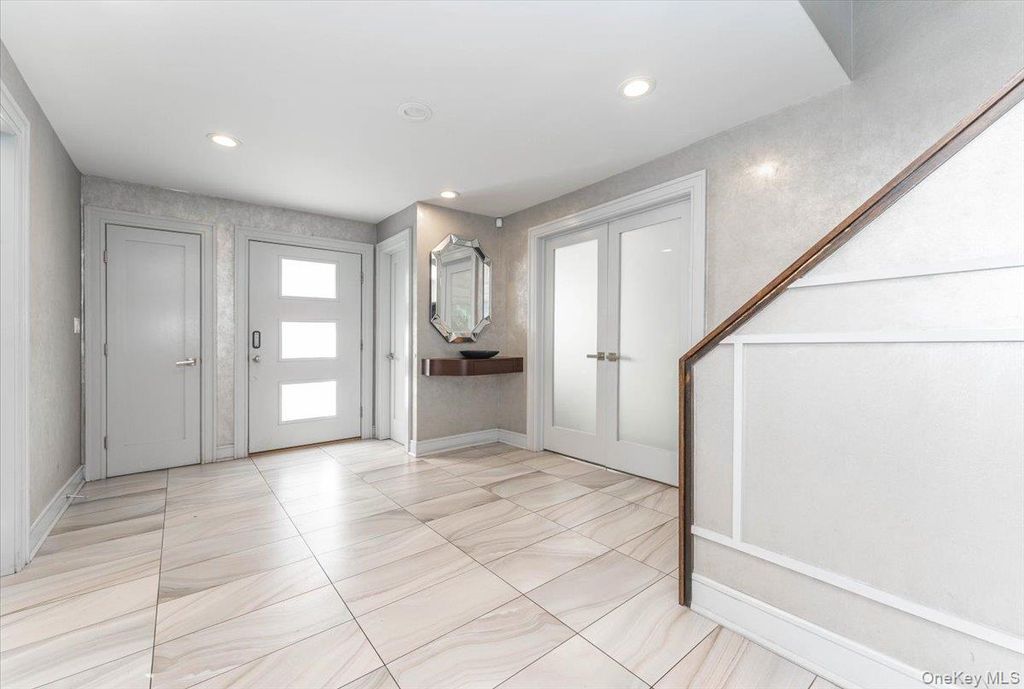 Photo of 22 Larch Hill Road, Lawrence, NY 11559 (MLS # 990070)