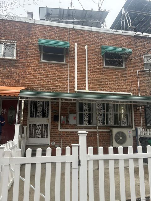 Photo of 2009 Chatterton Avenue, Bronx, NY 10472 (MLS # 986376)