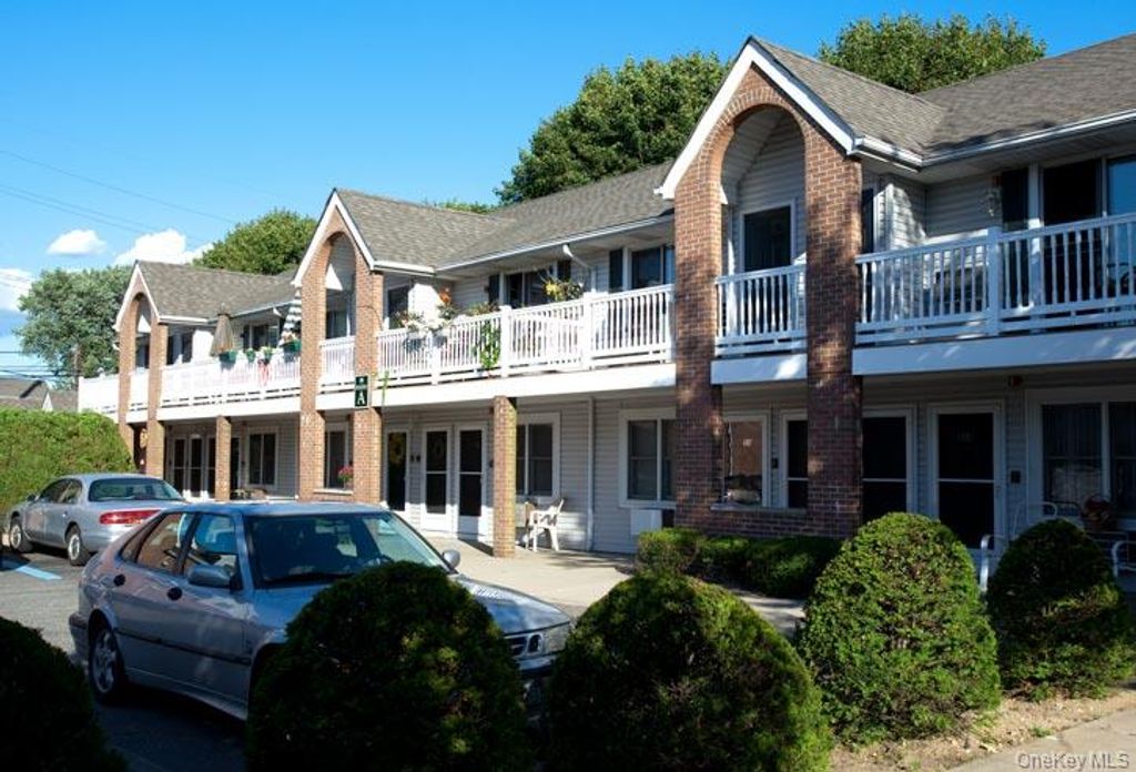 Photo of 870 Little East Neck Road #B10, West Babylon, NY 11704 (MLS # 951647)