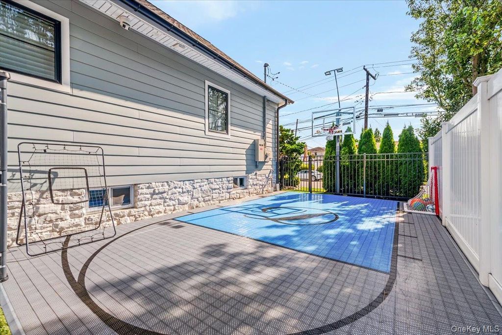 Photo of 10 SKYLARK Road, Massapequa Park, NY 11762 (MLS # 966072)