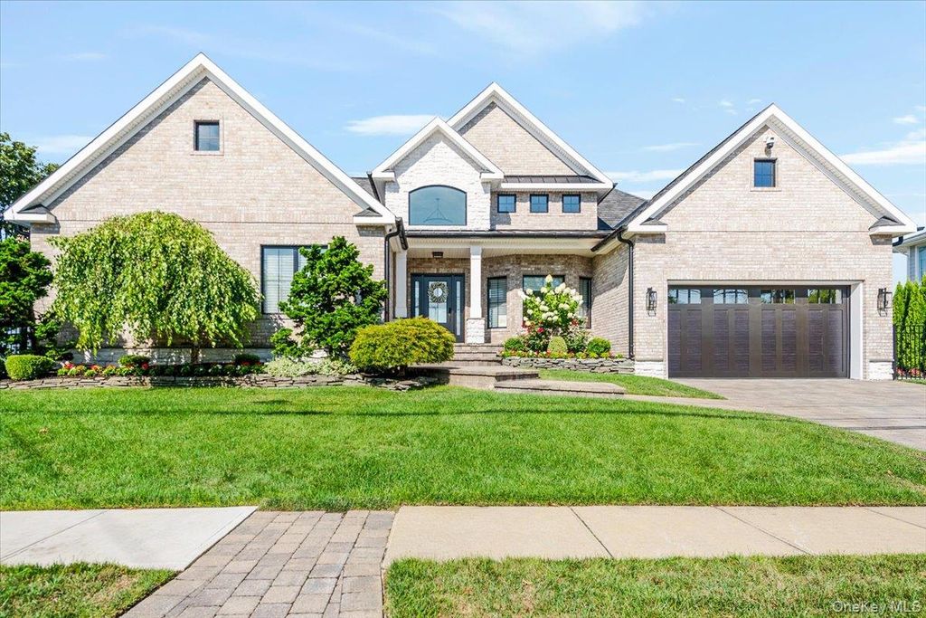 Photo of 10 SKYLARK Road, Massapequa Park, NY 11762 (MLS # 966072)