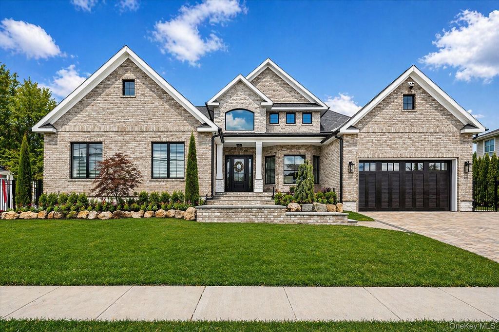 Photo of 10 SKYLARK Road, Massapequa Park, NY 11762 (MLS # 966072)