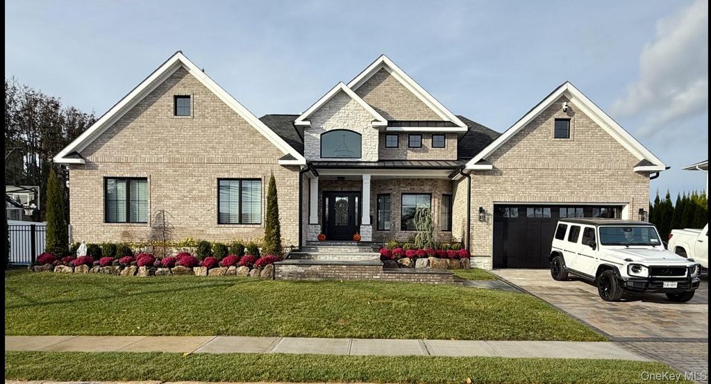 Photo of 10 SKYLARK Road, Massapequa Park, NY 11762 (MLS # 966072)