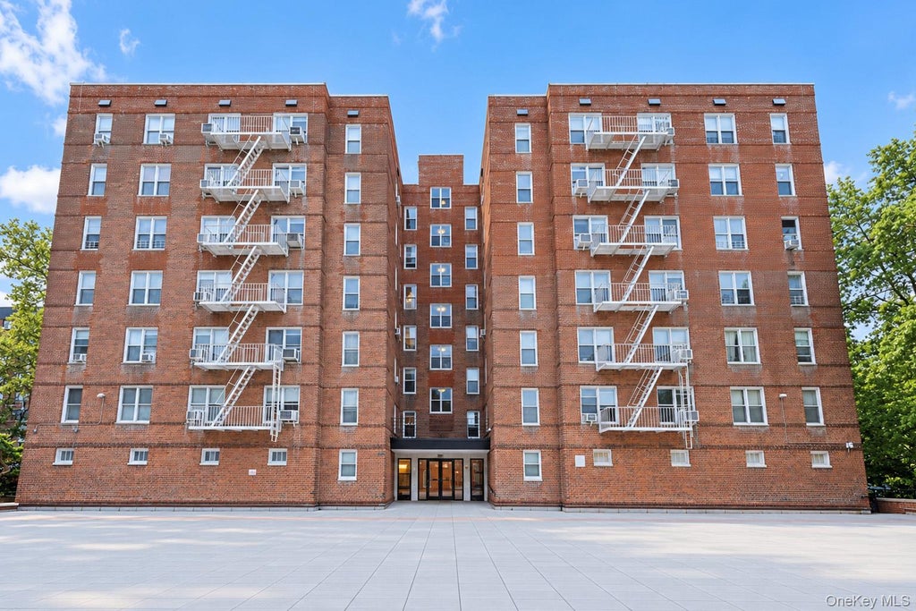 Photo of 517 Riverdale Avenue #2H, Yonkers, NY 10705 (MLS # 1056665)