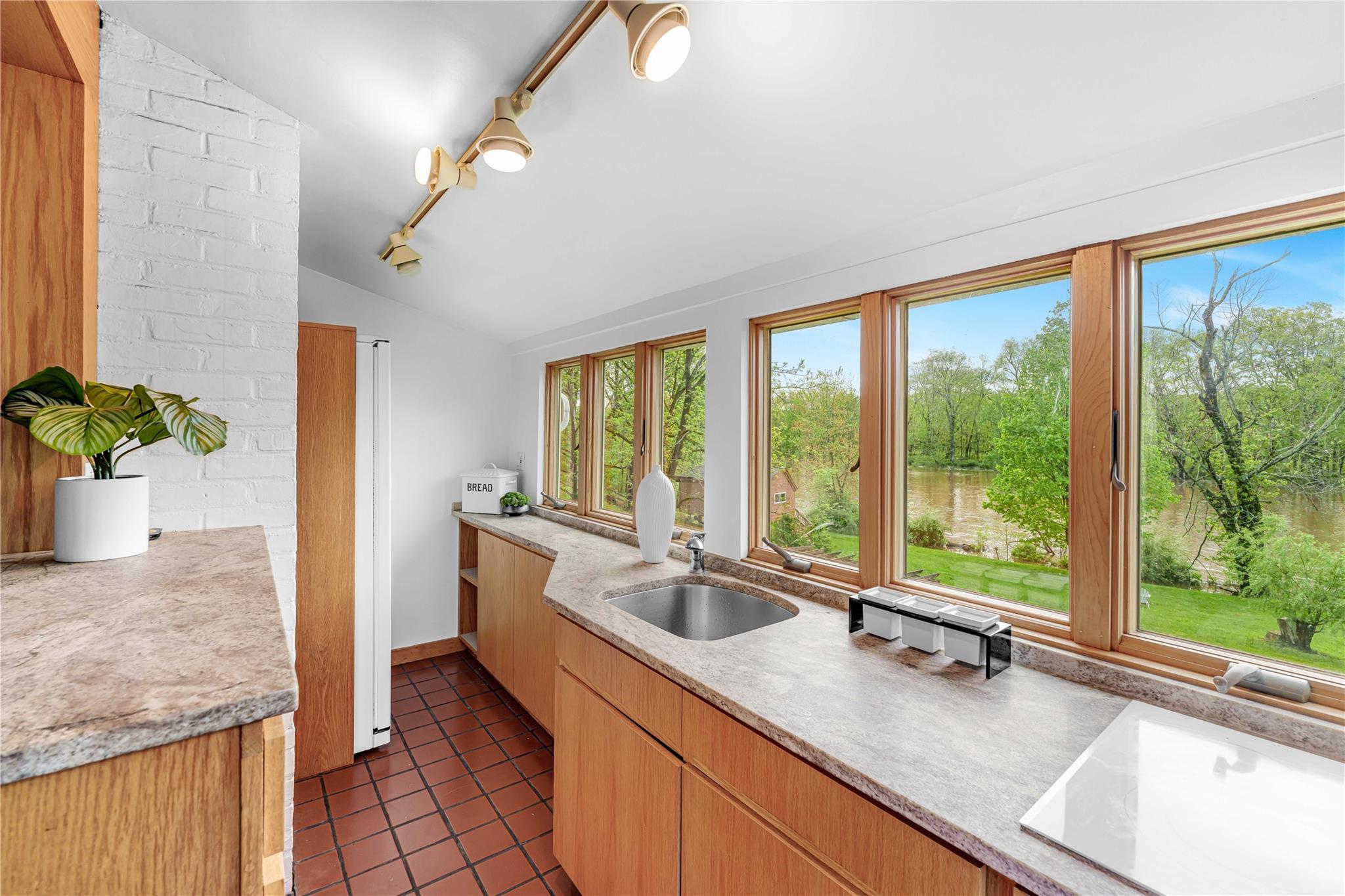 689 Albany Post Road, New Paltz, New York image 10