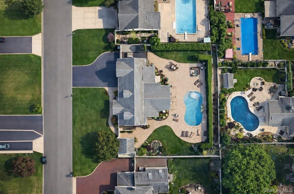 Photo of 19 Radburn Drive, Commack, NY 11725 (MLS # 955168)