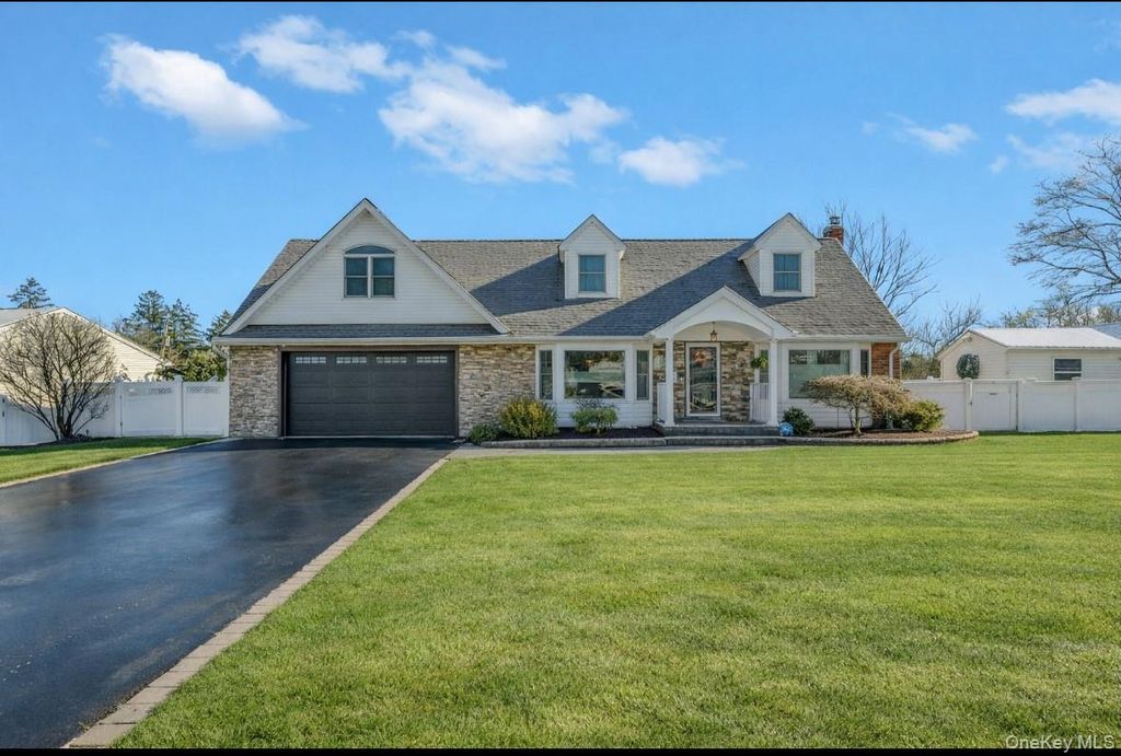 Photo of 19 Radburn Drive, Commack, NY 11725 (MLS # 955168)