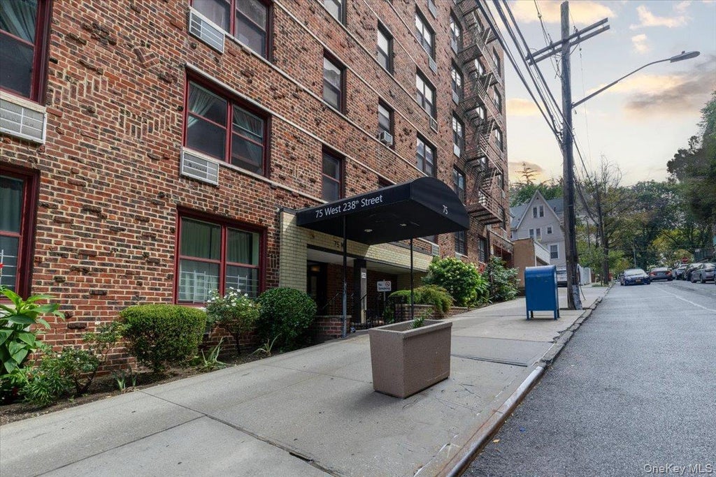 Photo of 75 W 238th Street #2D, Bronx, NY 10463 (MLS # 1054155)