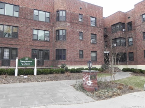 Apartment For Rent - 160 S Middle Neck Road #2H<br/> Great Neck, NY 11021