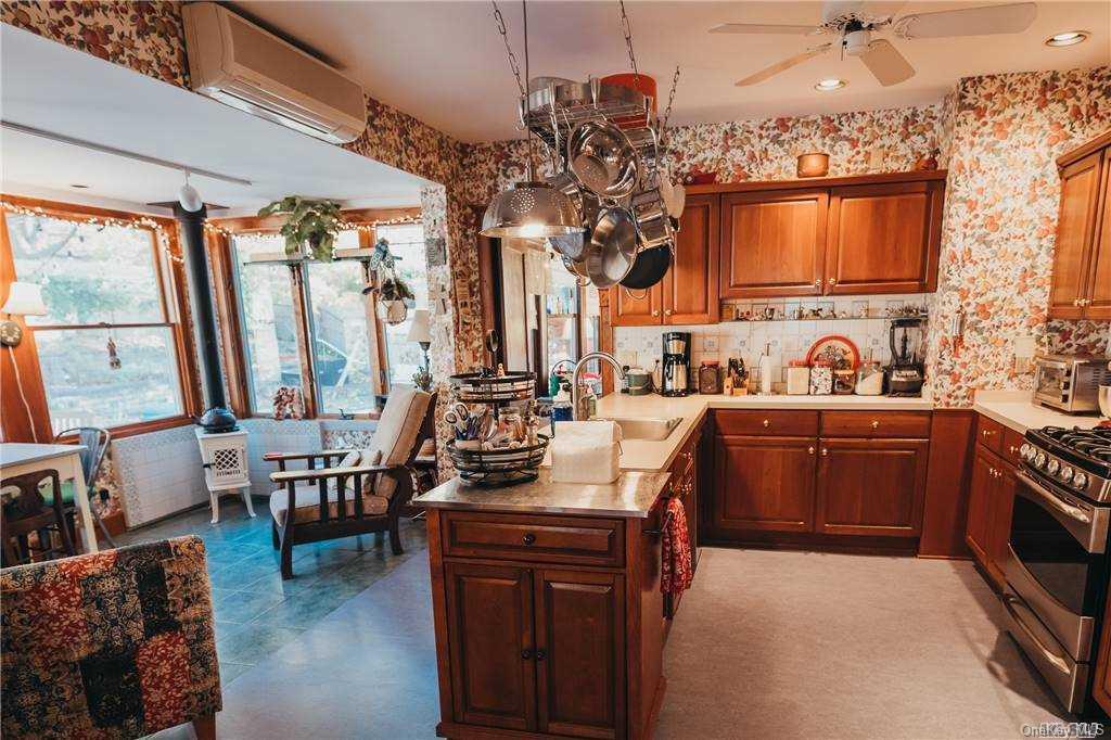 611 High Street, Port Jefferson, New York image 38