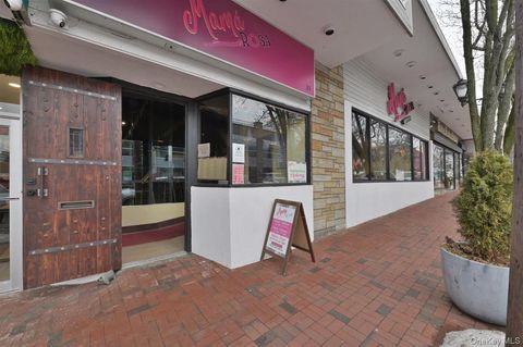 Photo of 31 S Middle Neck Road, Great Neck, NY 11021 (MLS # 970811)