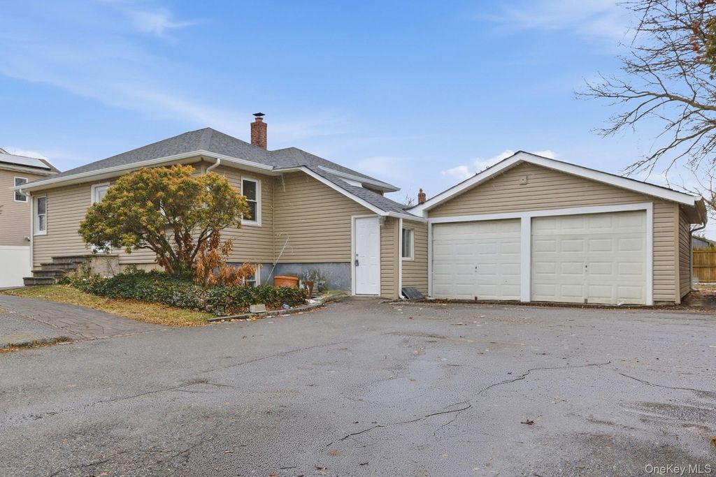 Photo of 633 7th Street, West Babylon, NY 11704 (MLS # 964559)