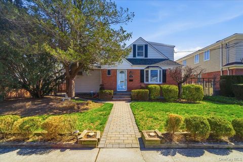 Photo of 146 Caroline Avenue, Garden City South, NY 11530 (MLS # 984128)