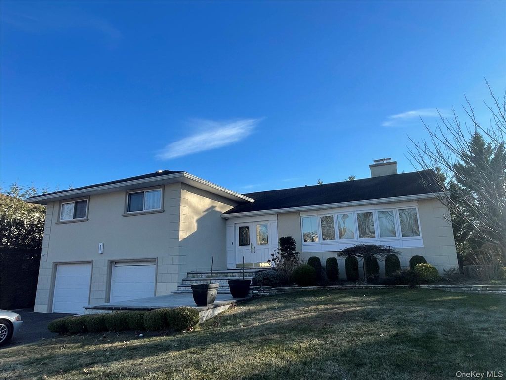 Photo of 1 Peppermill Road, Roslyn, NY 11576 (MLS # 943646)