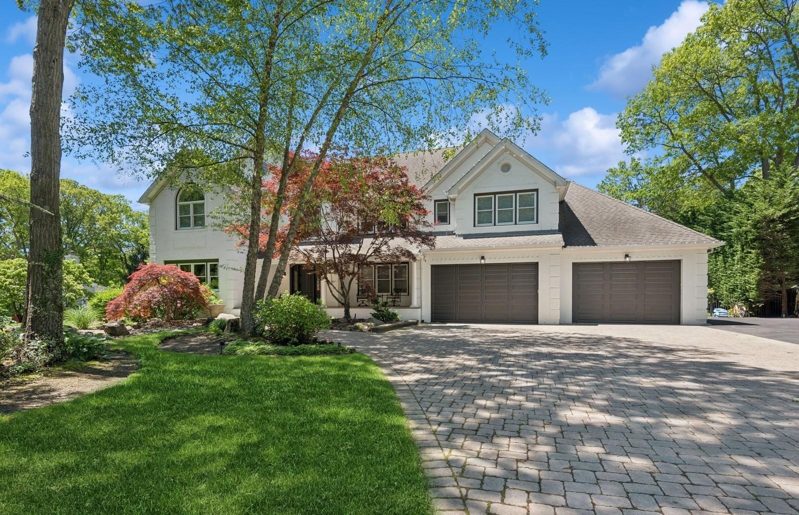Colonial Drive, Smithtown, Hamptons, NY - 6 Bedrooms  
6.5 Bathrooms - 
