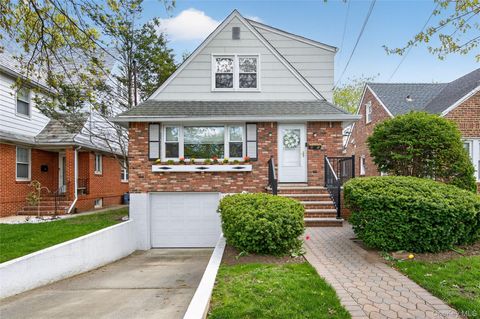 Photo of 21 Whitney Avenue, Floral Park, NY 11001 (MLS # 985144)