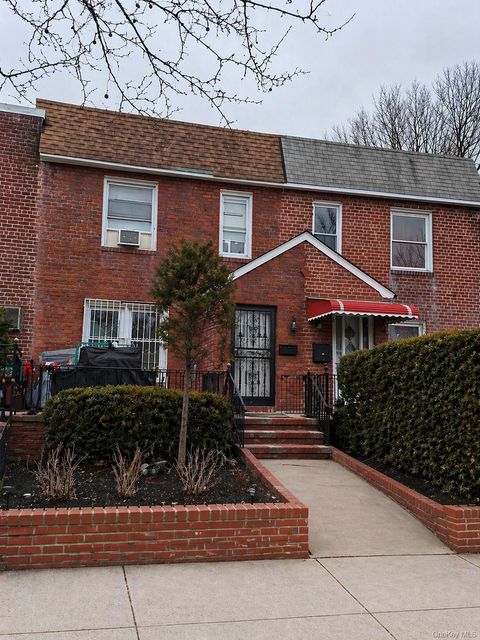Photo of 5846 206th Street, Oakland Gardens, NY 11364 (MLS # 989508)