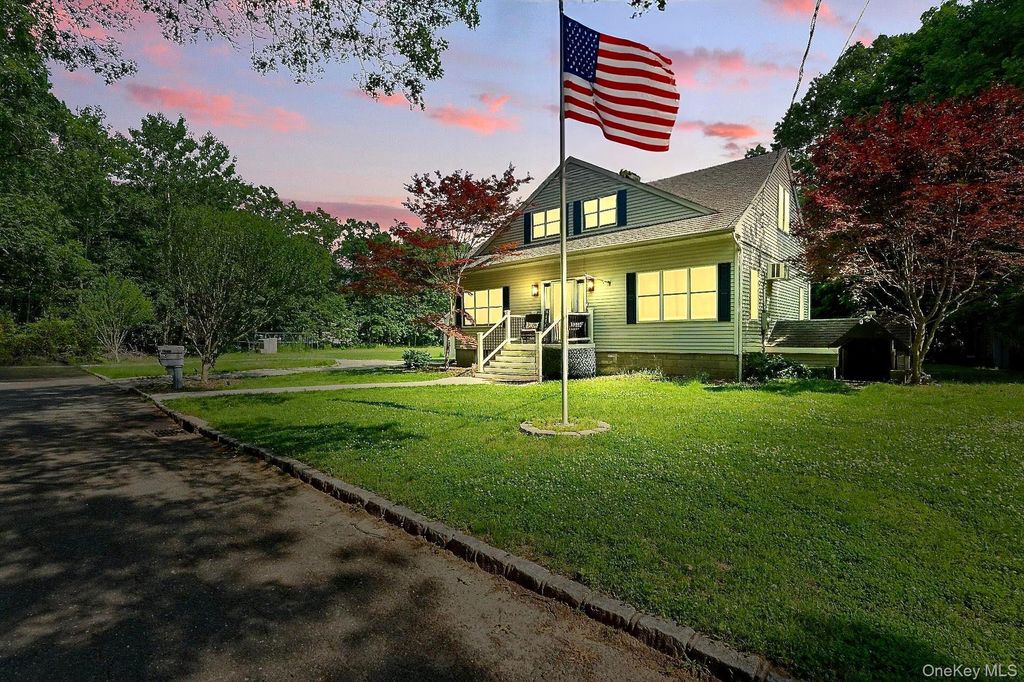 Photo of 3 Alabama Avenue, Port Jefferson Station, NY 11776 (MLS # 922459)