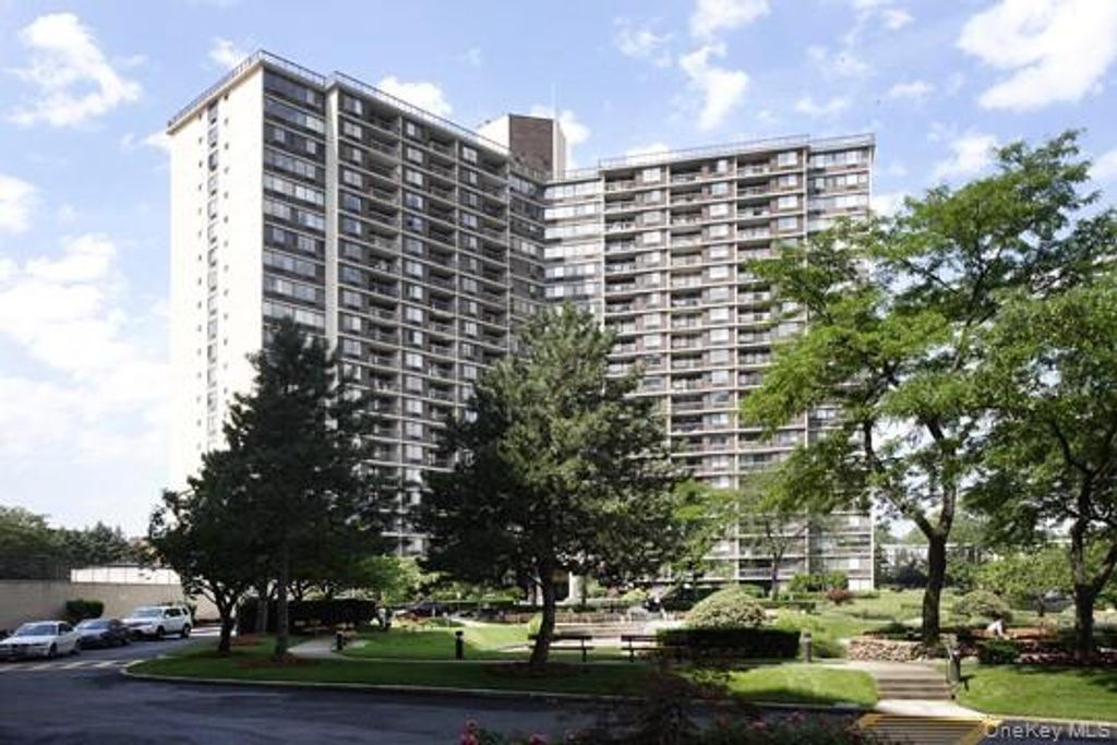 Photo of 2 Bay Club Drive Dr #17H, Bayside, NY 11360 (MLS # 965990)