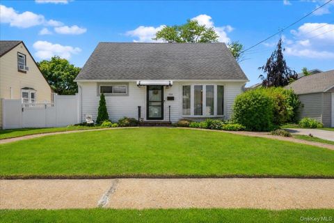 Homes For Sale - 104 Franklin Place<br/> Massapequa, NY 11758