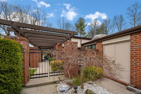 Condo For Sale - 86 Dove Hill Drive<br/> Manhasset, NY 11030