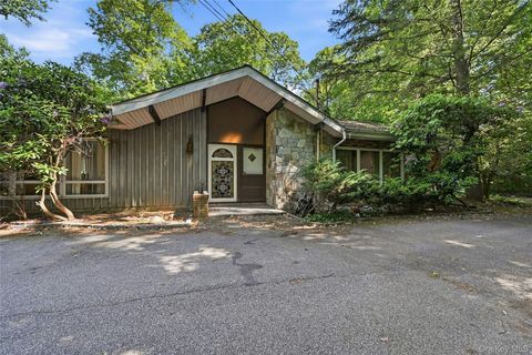 Homes For Sale - 12 Tall Tree Court<br/> Suffolk County, Cold Spring Harbor, NY 11724