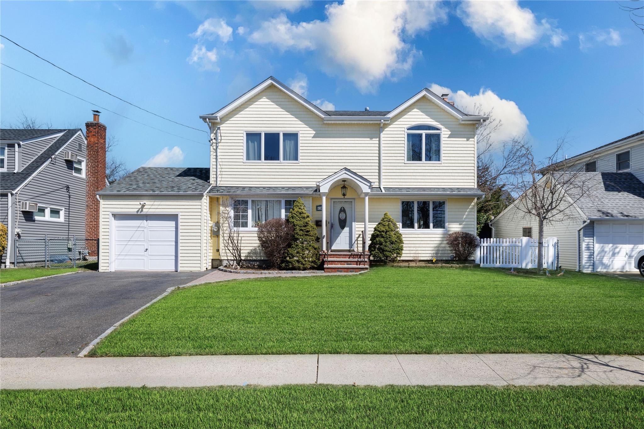 18 Bretton Road, New Hyde Park, New York image 1