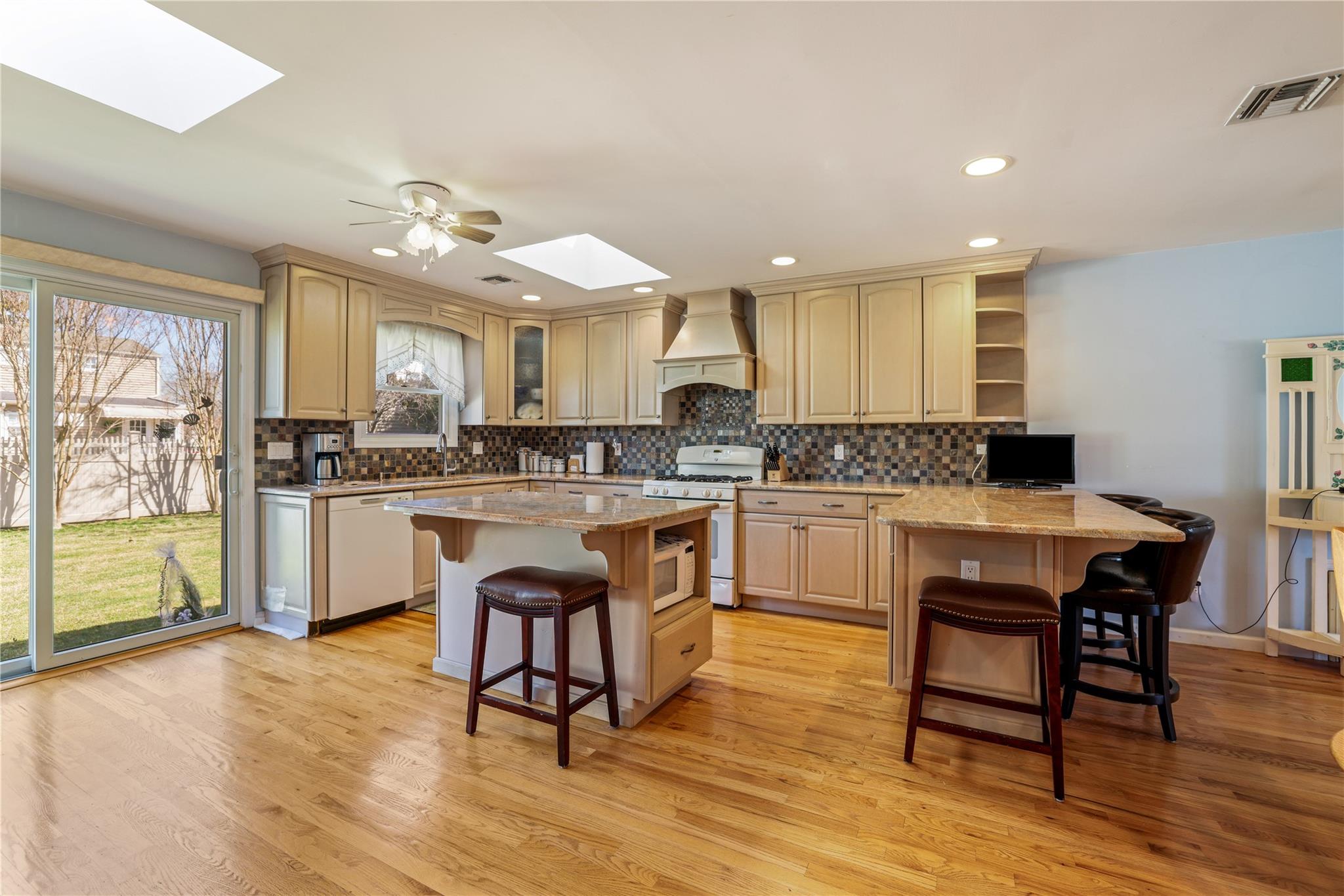 18 Bretton Road, New Hyde Park, New York image 11