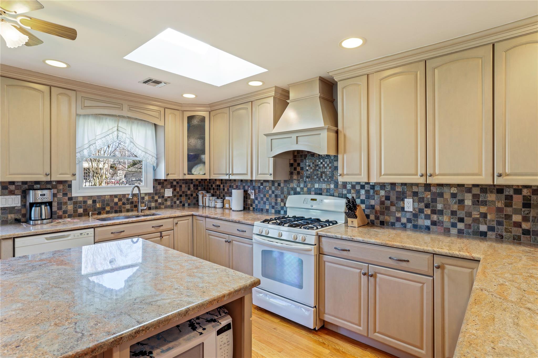 18 Bretton Road, New Hyde Park, New York image 13