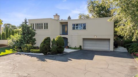 Homes For Sale - 292 Breezyway<br/> Lawrence, NY 11559