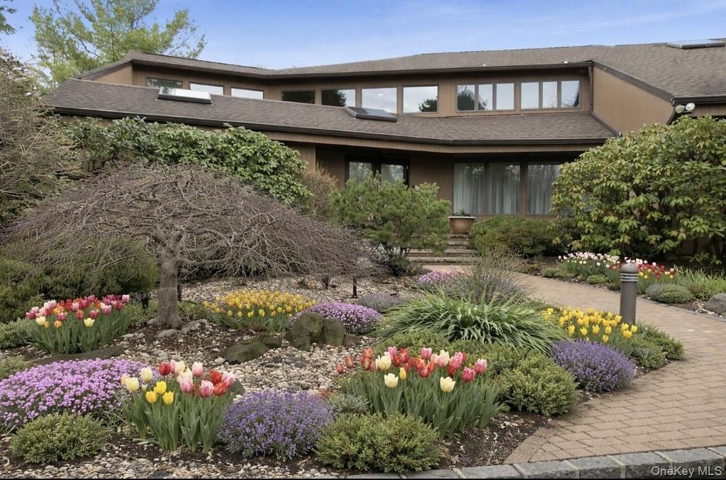 Photo of 9 The Grasslands, Woodbury, NY 11797 (MLS # 977793)