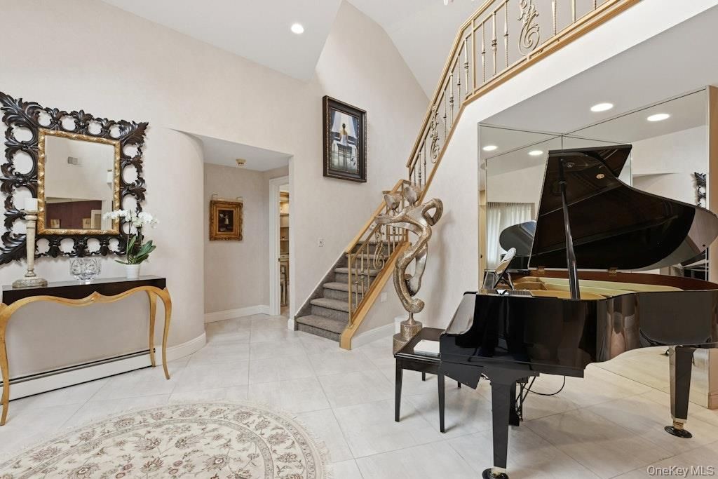 Photo of 9 The Grasslands, Woodbury, NY 11797 (MLS # 977793)