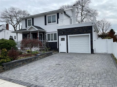 310 Brookside Court Copiague NY 11726