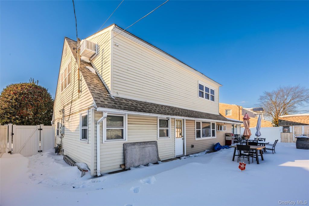 Photo of 43 Wildflower Lane, Wantagh, NY 11793 (MLS # 959550)