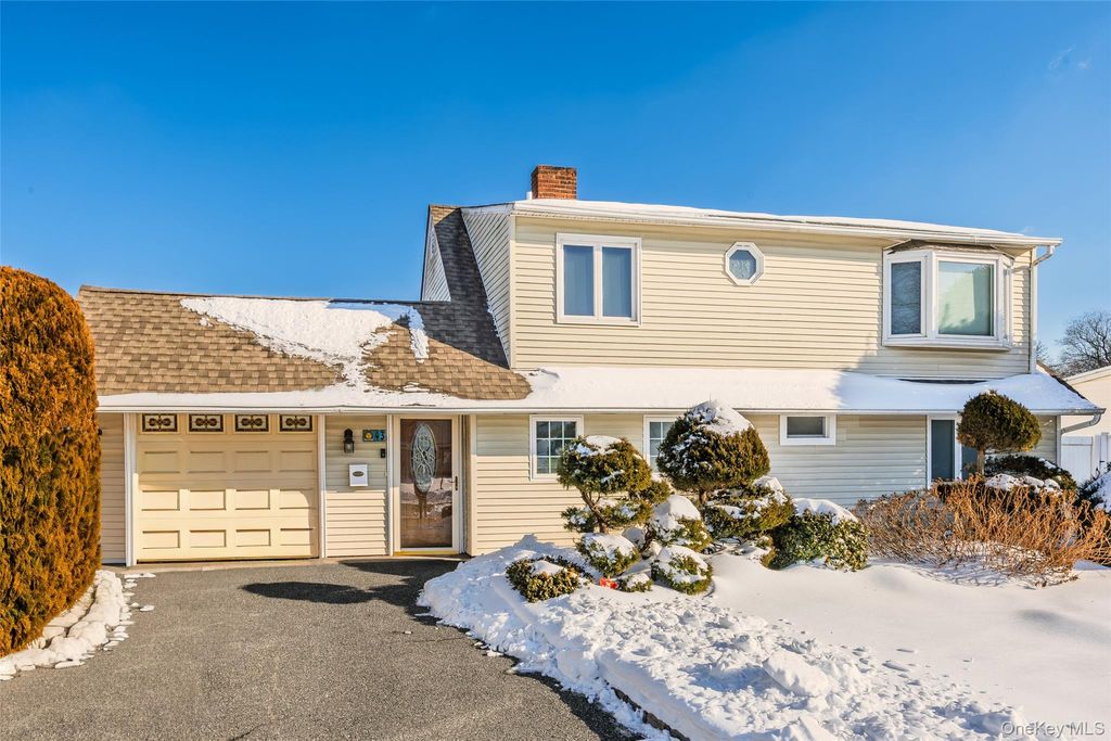 Photo of 43 Wildflower Lane, Wantagh, NY 11793 (MLS # 959550)