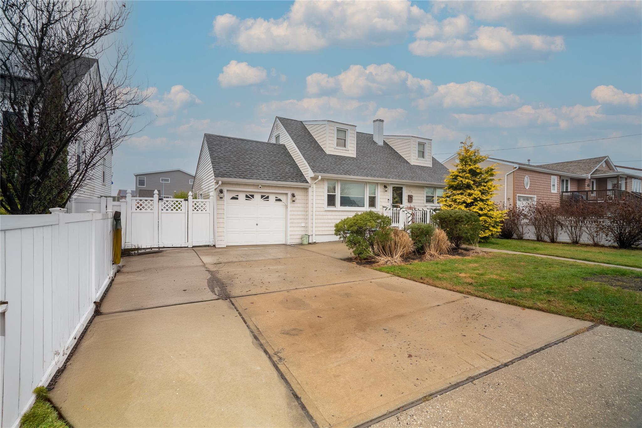 104 W Lido Promenade, Lindenhurst, New York image 2