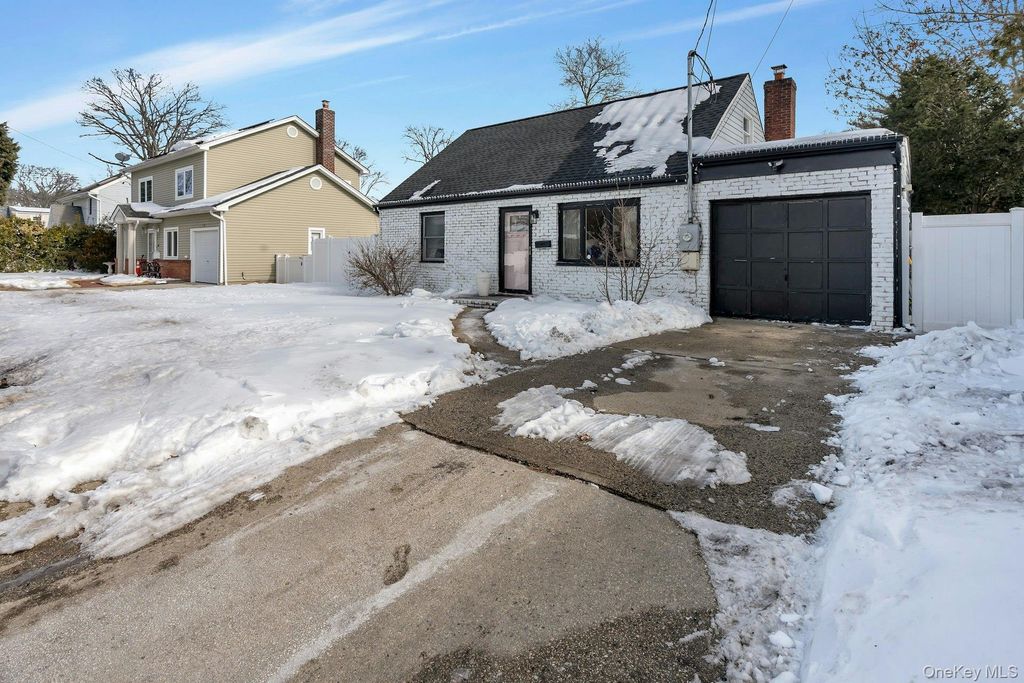 Photo of 35 Kenwood Avenue, Massapequa, NY 11758 (MLS # 958644)