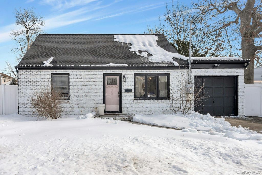 Photo of 35 Kenwood Avenue, Massapequa, NY 11758 (MLS # 958644)