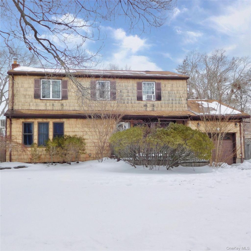 Photo of 639 5th Street, Ronkonkoma, NY 11779 (MLS # 960437)