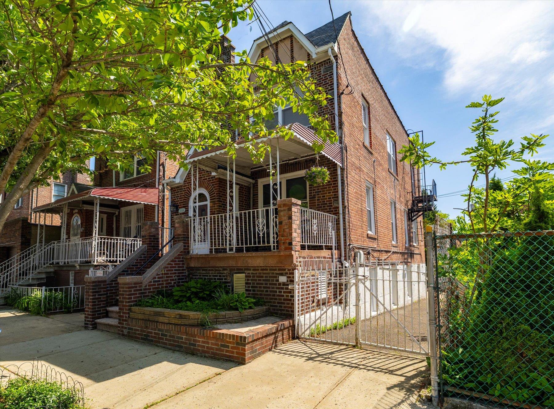 Lurting Avenue, Bronx, New York - 3 Bedrooms  
3 Bathrooms - 