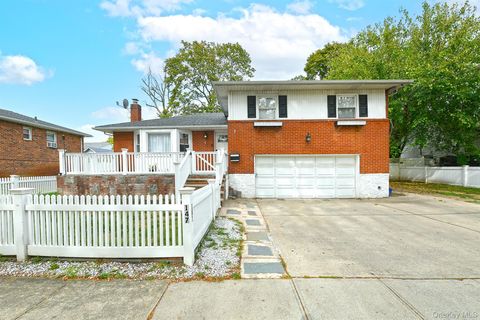 Photo of 147 Brookside Drive, Valley Stream, NY 11581 (MLS # 920127)