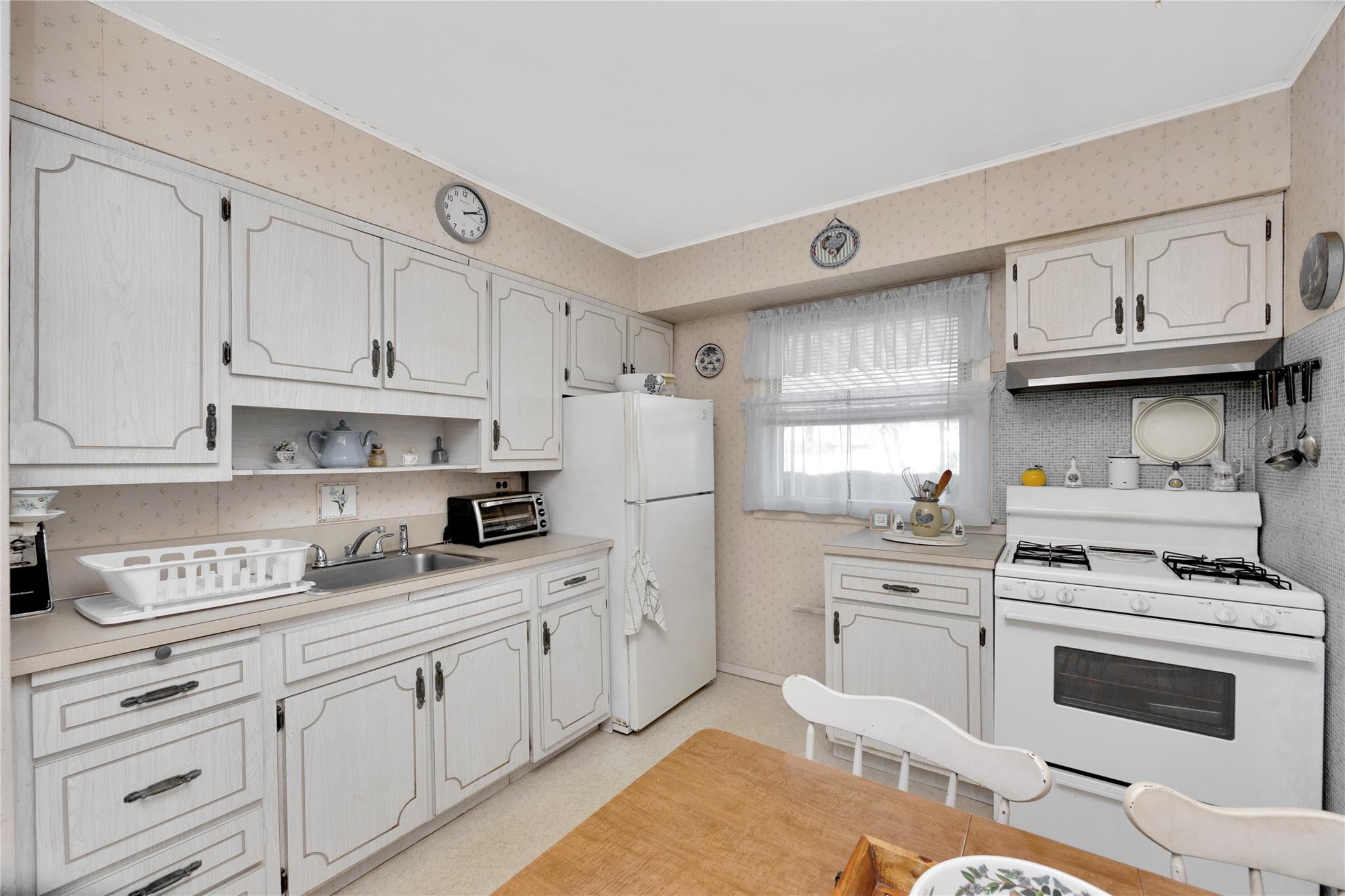 121 Sullivan Avenue, Farmingdale, New York image 9
