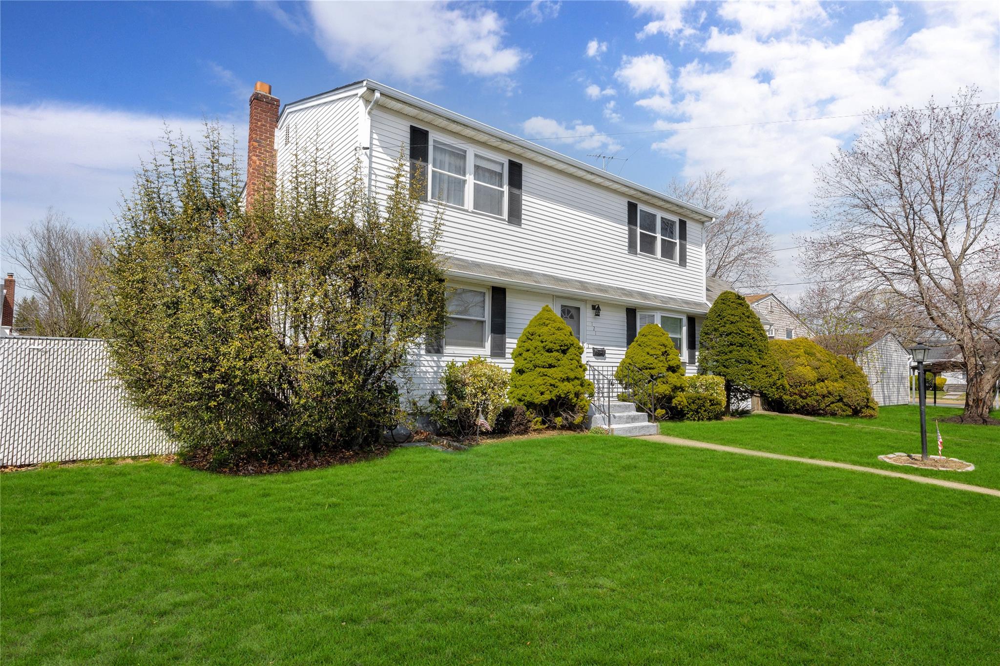 121 Sullivan Avenue, Farmingdale, New York image 2