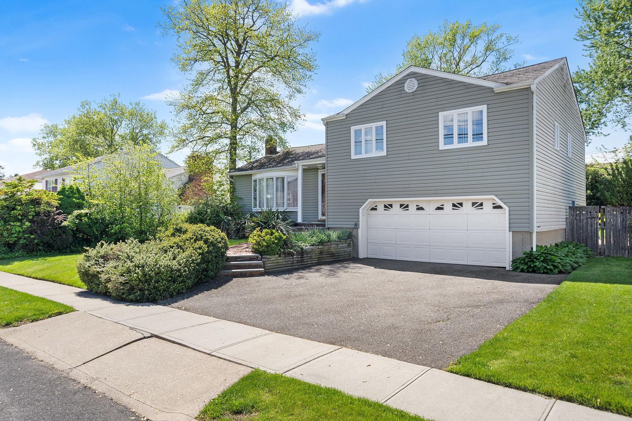 105 Farmers Avenue, Plainview, New York image 2