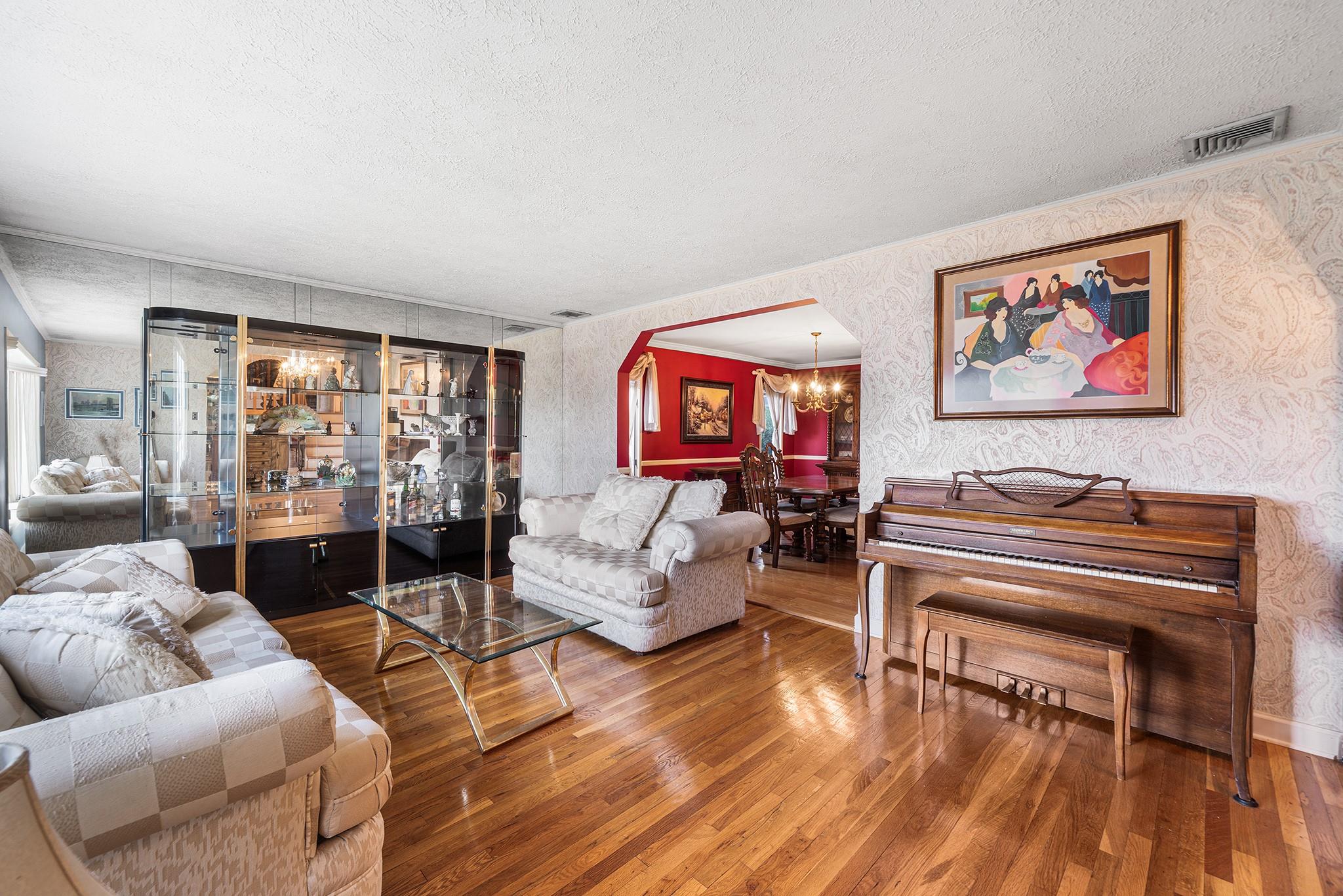 105 Farmers Avenue, Plainview, New York image 6