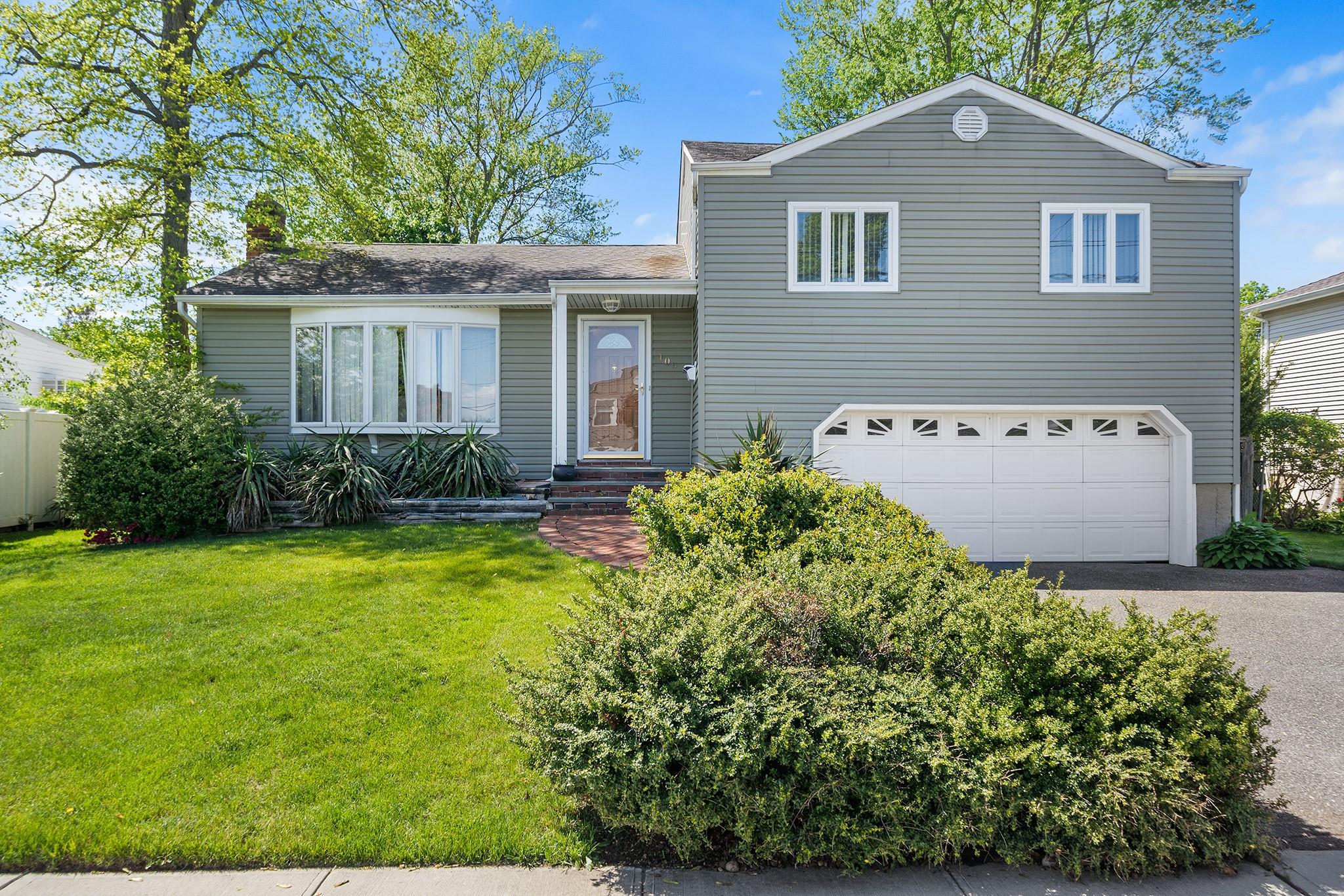 105 Farmers Avenue, Plainview, New York image 1