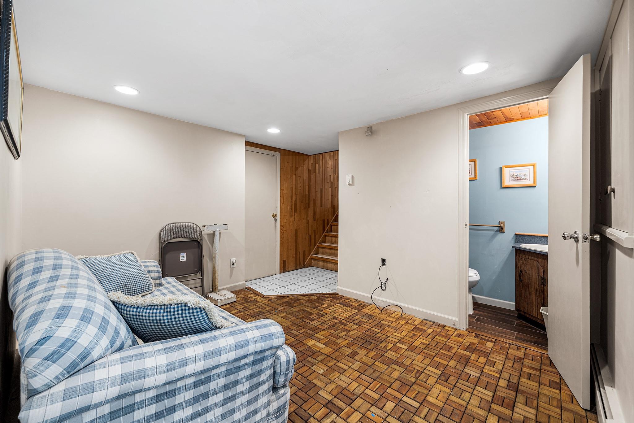 105 Farmers Avenue, Plainview, New York image 24