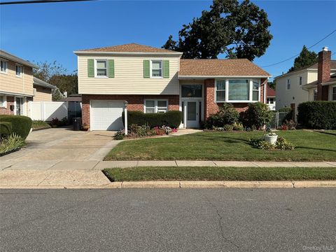 Photo of 537 Church Street, Westbury, NY 11590 (MLS # 920402)