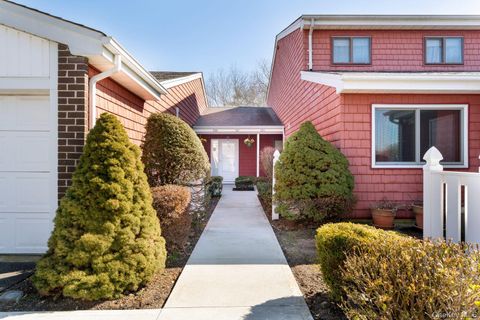Photo of 506 Drew Drive, Saint James, NY 11780 (MLS # 970144)