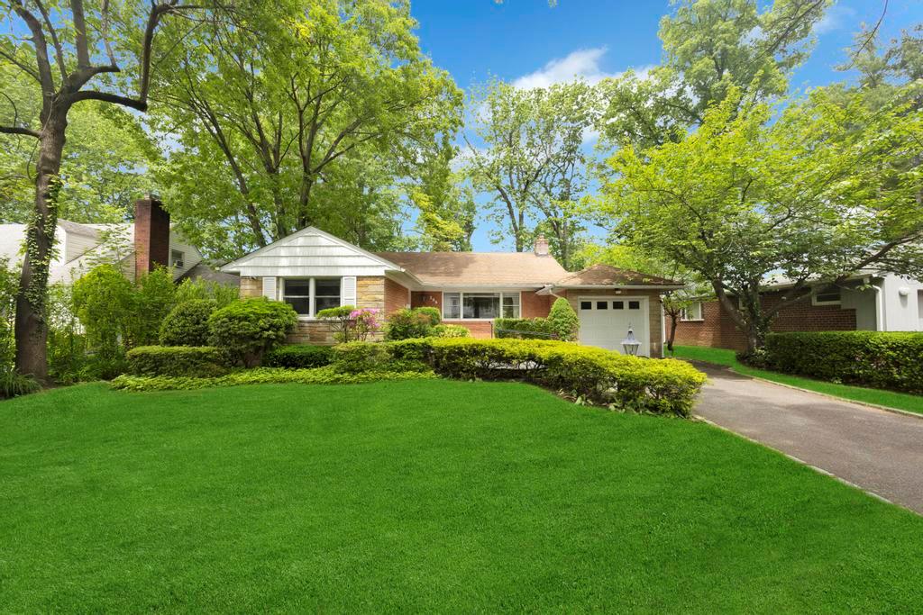 125 Wooleys Lane, Great Neck, New York image 1